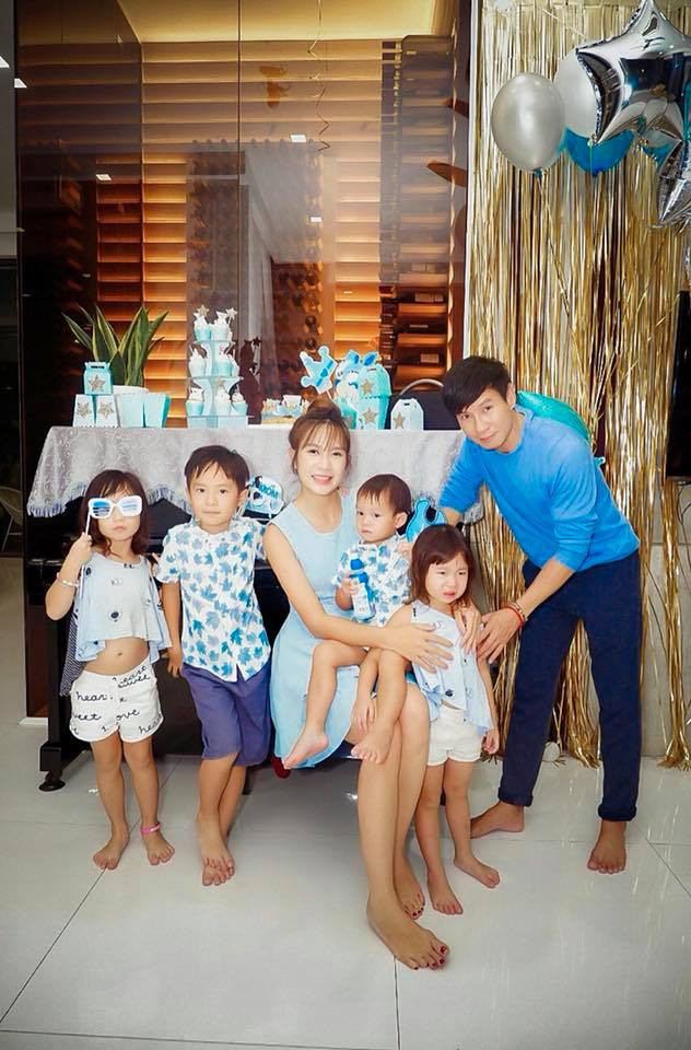 Lý Hải đón tuổi 50 bên vợ và các con nhưng hình ảnh trang trí trong bữa tiệc mới là điều được chú ý