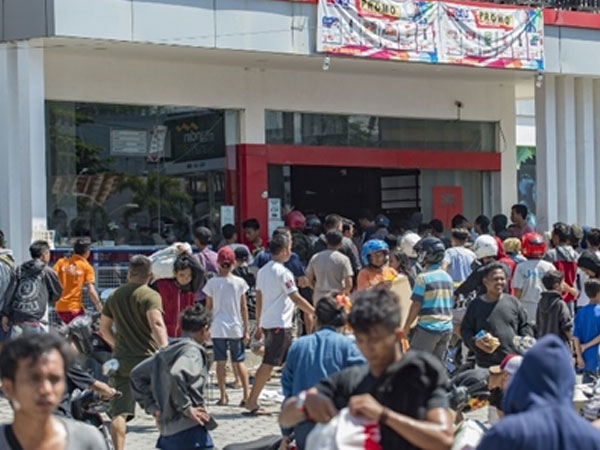 Thiếu nhu yếu phẩm, nạn nhân động đất và sóng thần Indonesia đi hôi của