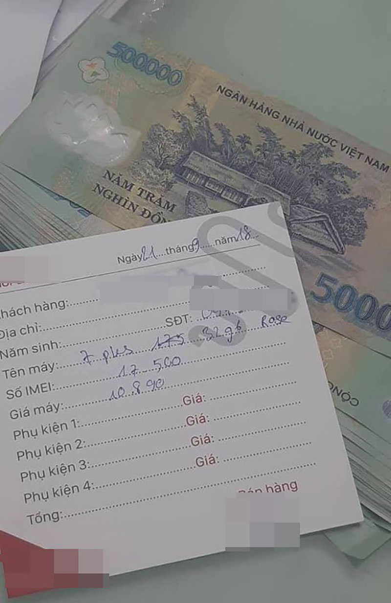 Người phụ nữ mua tặng thanh niên lần đầu gặp iPhone 7 Plus vì: Em nhìn rất giống em trai chị