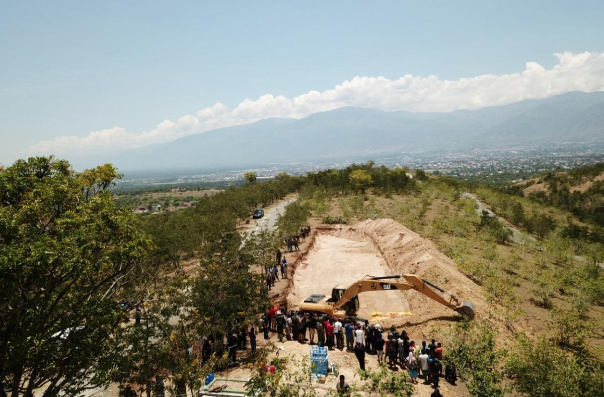 Khu mộ tập thể chôn hàng trăm nạn nhân vụ động đất Indonesia
