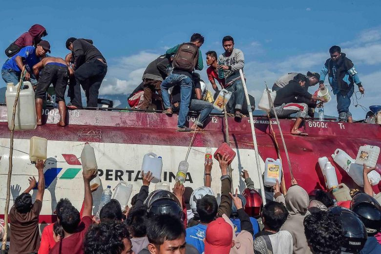 Indonesia chật vật vì thiếu nhiên liệu, hôi của sau động đất