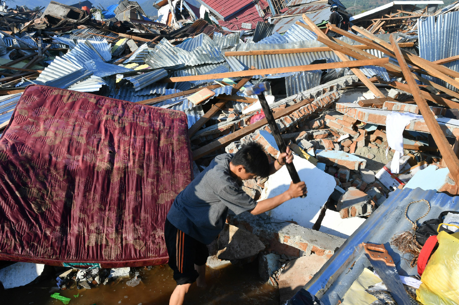 Indonesia chật vật vì thiếu nhiên liệu, hôi của sau động đất