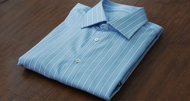 Đến nhà đồng nghiệp liên hoan, bất ngờ phát hiện quần đùi của chồng trong tủ quần áo và đòn cao tay của người vợ