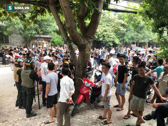 Cảnh sát dùng súng bắn tỉa vây bắt đối tượng cầm lựu đạn cố thủ trong nhà ở Nghệ An