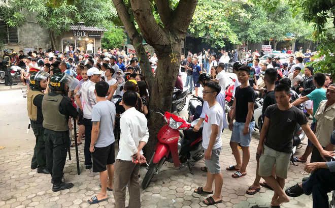 Cảnh sát dùng súng bắn tỉa vây bắt đối tượng cầm lựu đạn cố thủ trong nhà ở Nghệ An