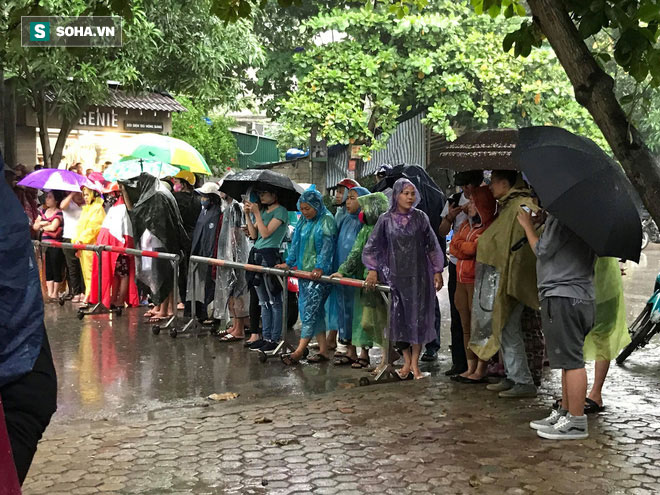 Cảnh sát dùng súng bắn tỉa vây bắt đối tượng cầm lựu đạn cố thủ trong nhà ở Nghệ An