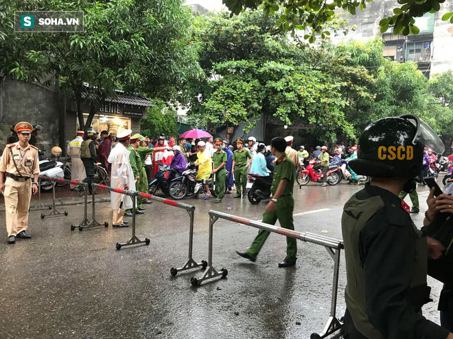 Cảnh sát dùng súng bắn tỉa vây bắt đối tượng cầm lựu đạn cố thủ trong nhà ở Nghệ An