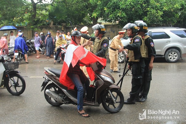 Cảnh sát dùng súng bắn tỉa vây bắt đối tượng cầm lựu đạn cố thủ trong nhà ở Nghệ An
