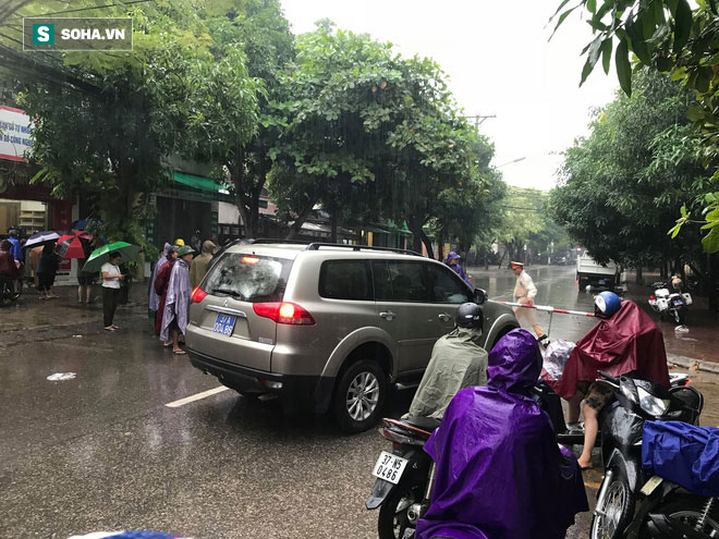 Cảnh sát dùng súng bắn tỉa vây bắt đối tượng cầm lựu đạn cố thủ trong nhà ở Nghệ An