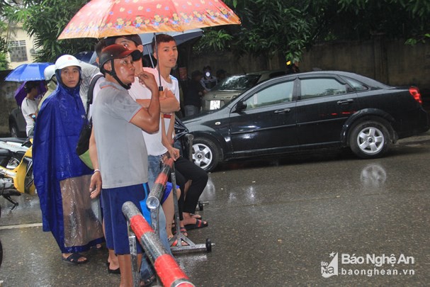 Người đàn ông nghi ôm lựu đạn cố thủ viết status thách thức trên facebook