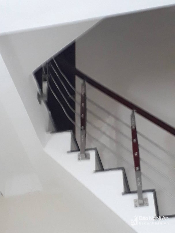 Người đàn ông nghi ôm lựu đạn cố thủ viết status thách thức trên facebook