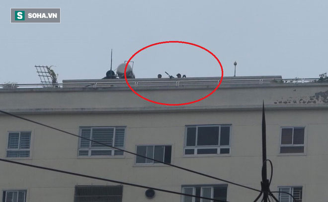 Cảnh sát dùng súng bắn tỉa vây bắt đối tượng cầm lựu đạn cố thủ trong nhà ở Nghệ An