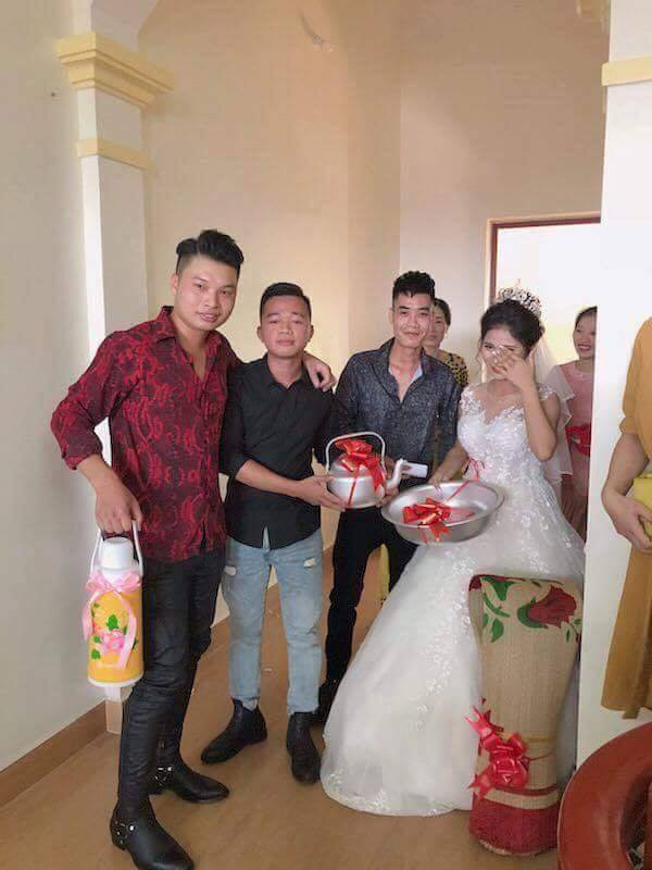 Hội bạn thân cô dâu lái Mercedes đến tặng quà cưới nhưng món quà thực sự bên trong cốp khiến MXH phát sốt