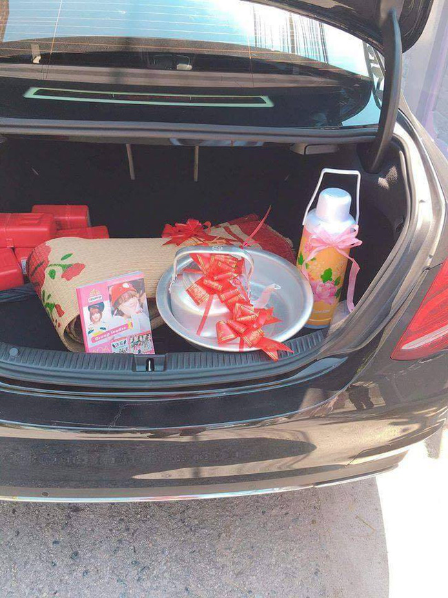 Hội bạn thân cô dâu lái Mercedes đến tặng quà cưới nhưng món quà thực sự bên trong cốp khiến MXH phát sốt
