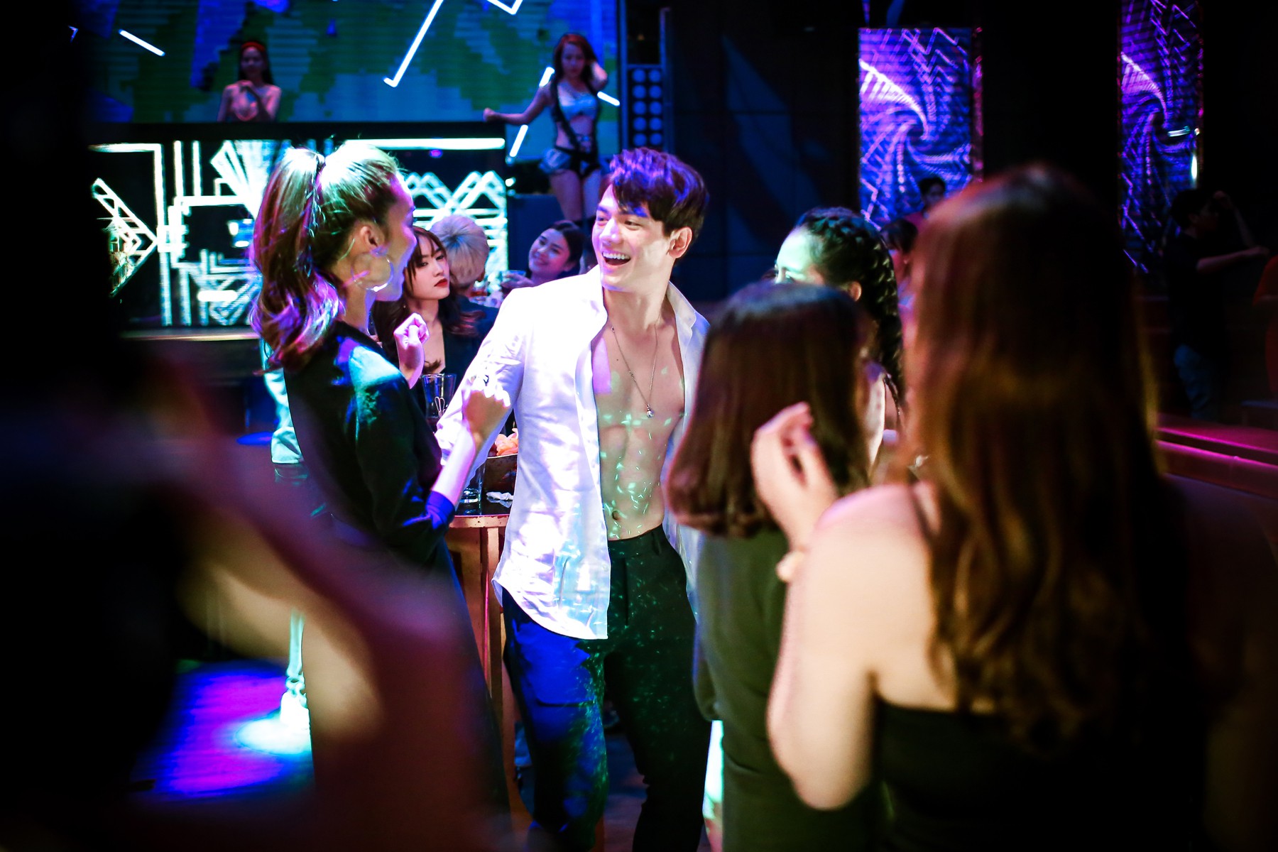 Ninh Dương Lan Ngọc và Thùy Anh tranh giành phi công trẻ trong poster Gái già lắm chiêu 2