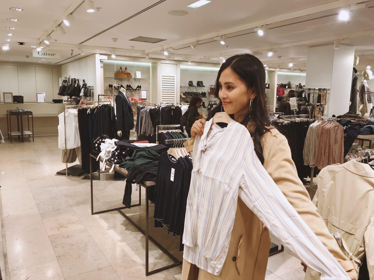 Trước thềm sự kiện ra mắt ô tô VINFAST, Hoa hậu Tiểu Vy diện đồ giản dị vẫn cực xinh, hào hứng khám phá Paris Trước thềm sự kiện ra mắt ô tô VINFAST, Hoa hậu Tiểu Vy diện đồ giản dị vẫn cực xinh, hào hứng khám phá Paris