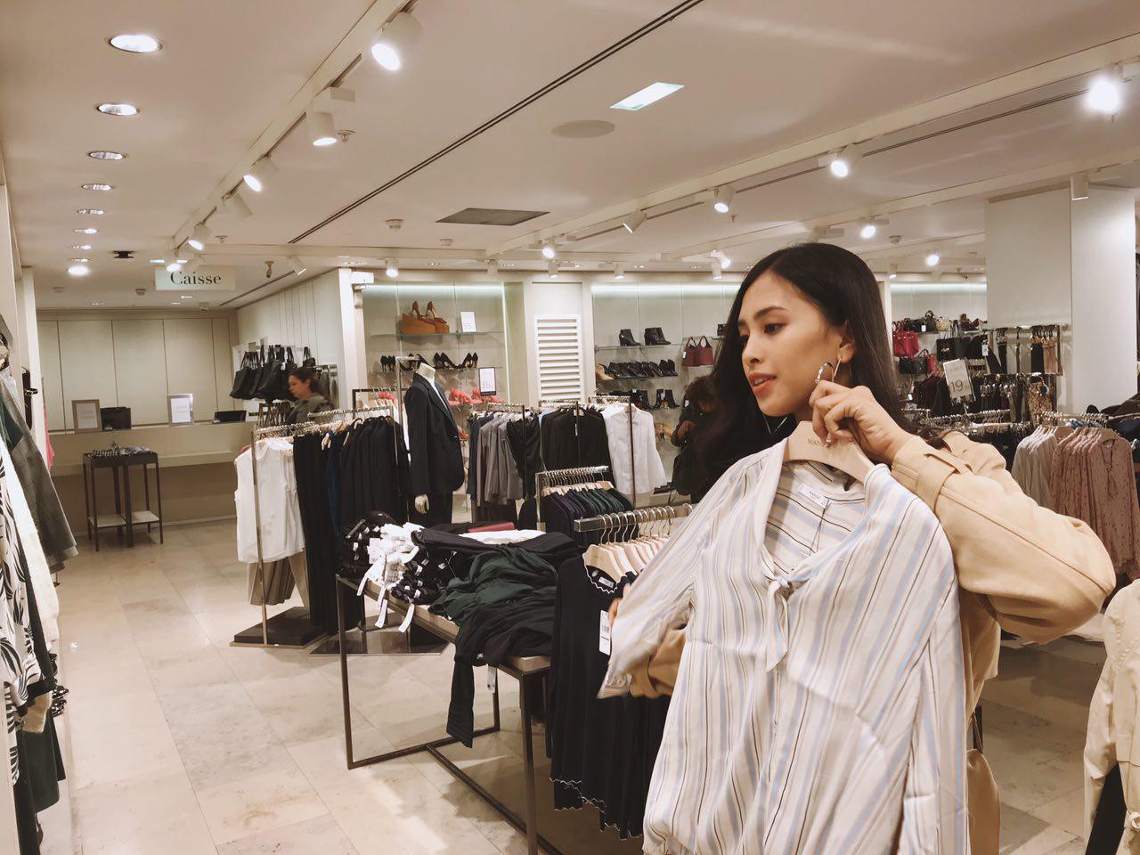 Trước thềm sự kiện ra mắt ô tô VINFAST, Hoa hậu Tiểu Vy diện đồ giản dị vẫn cực xinh, hào hứng khám phá Paris