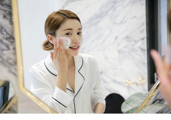 Để mặt không khô sần, bạn nhất định phải nằm lòng 7 bí quyết chăm sóc da mùa đông này