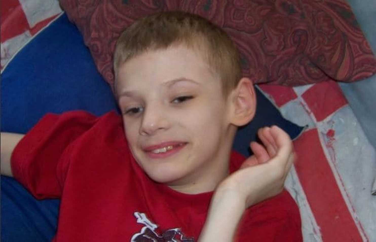 Mẹ phê thuốc, mặc đứa con tự kỷ và mù lòa chết giữa cánh đồng