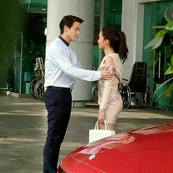 Được chồng mua tặng ô tô 2 tỷ đồng nhưng vợ vẫn chẳng thể cười nổi