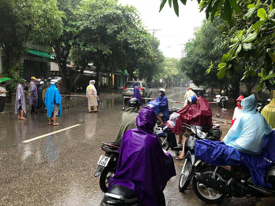 Vụ phong tỏa, triển khai bắn tỉa ở Vinh: Lộ diện đối tượng ôm lựu đạn cố thủ