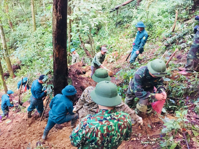 Chùm ảnh băng rừng, lội suối của đội tìm kiếm MIG 21 rơi ở Tam Đảo