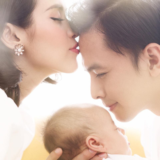 Vừa rửa bát vừa chăm con 6 tháng tuổi, danh hiệu ông bố bỉm sữa đảm đang nhất showbiz Việt còn ai ngoài Văn Anh