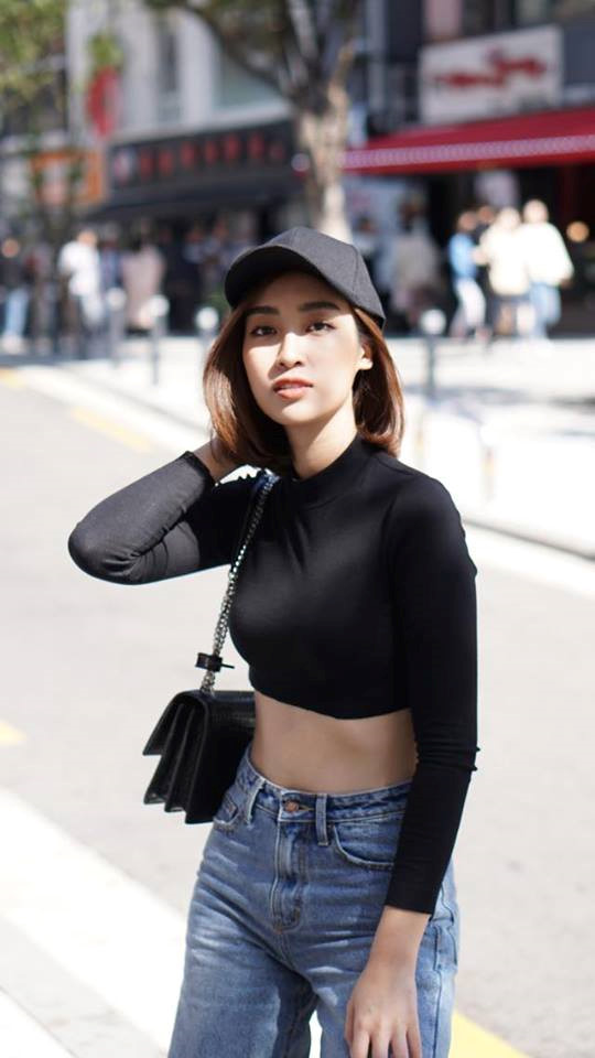 Hoa hậu Mỹ Linh trẻ trung khi mặc áo ngắn khoe eo thon