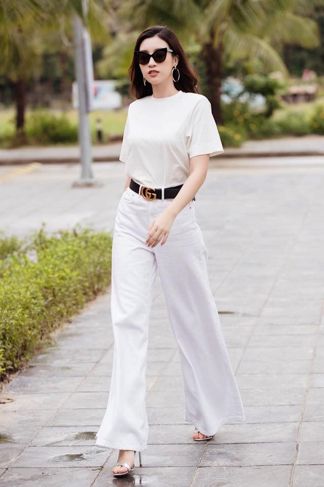 Hoa hậu Mỹ Linh trẻ trung khi mặc áo ngắn khoe eo thon