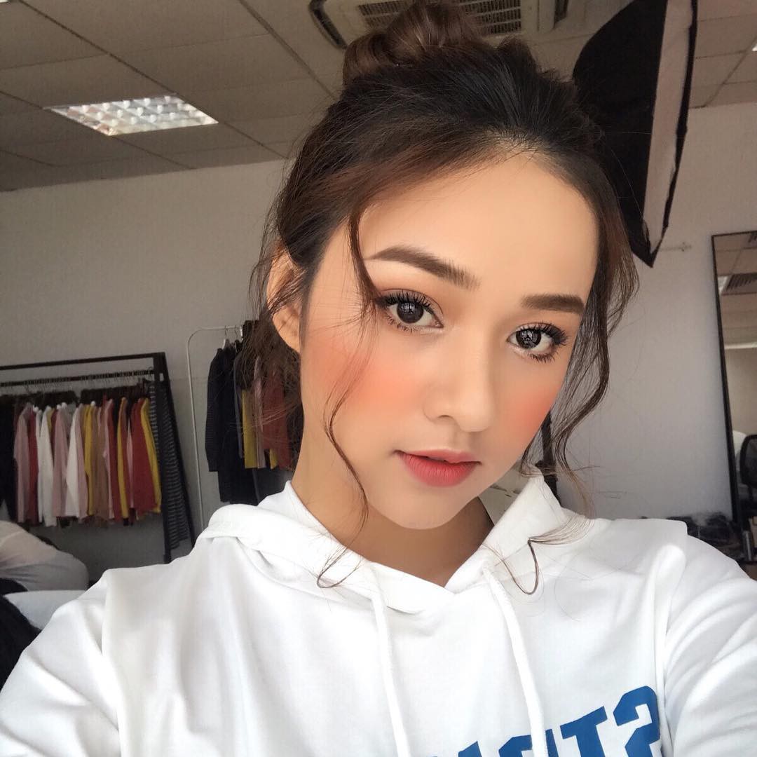 Nữ sinh Học viện Ngân hàng thường xuyên bị nhận nhầm là con lai vì nét quá Tây