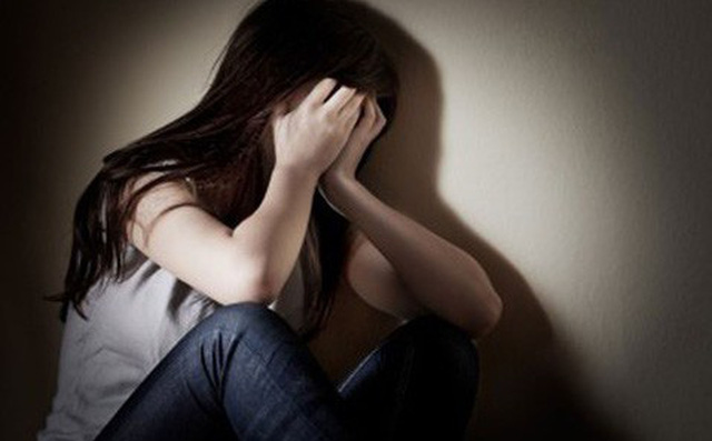 Bé gái 12 tuổi bị thanh niên hiếp dâm ở nhà bạn