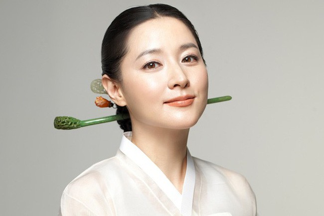 Cuộc hôn nhân bí ẩn của Lee Young Ae: 10 năm hẹn hò chẳng ai hay biết, sau 9 năm kết hôn mới lộ ra thân thế khủng của chồng Cuộc hôn nhân bí ẩn của Lee Young Ae: 10 năm hẹn hò chẳng ai hay biết, sau 9 năm kết hôn mới lộ ra thân thế khủng của chồng