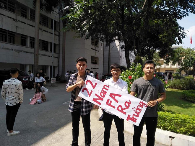 Lời chúc tốt nghiệp bá đạo của hội bạn thân dành cho cô gái ế 22 năm