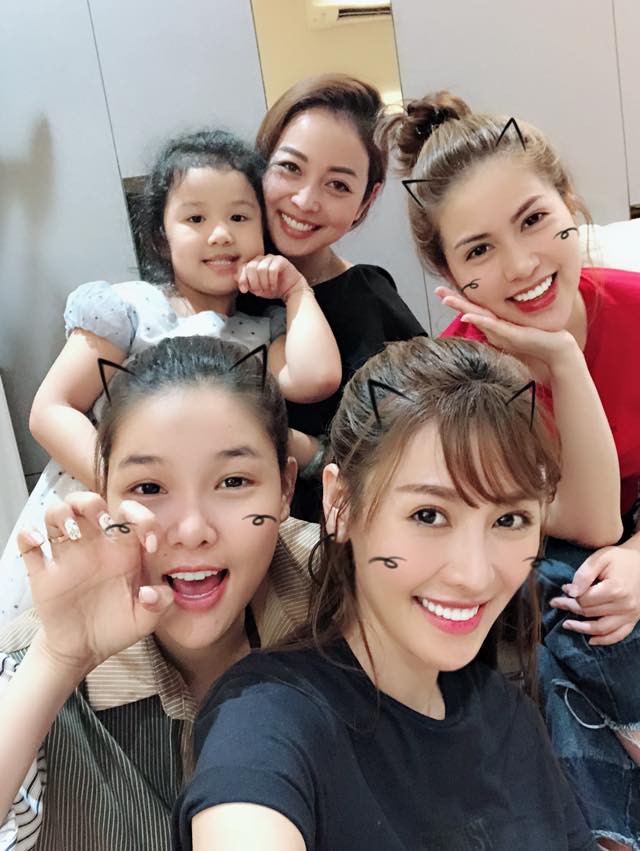 Quế Vân và vợ Việt Anh bất ngờ chơi cùng một hội bạn thân sau ồn ào đá xéo nhau trên mạng xã hội