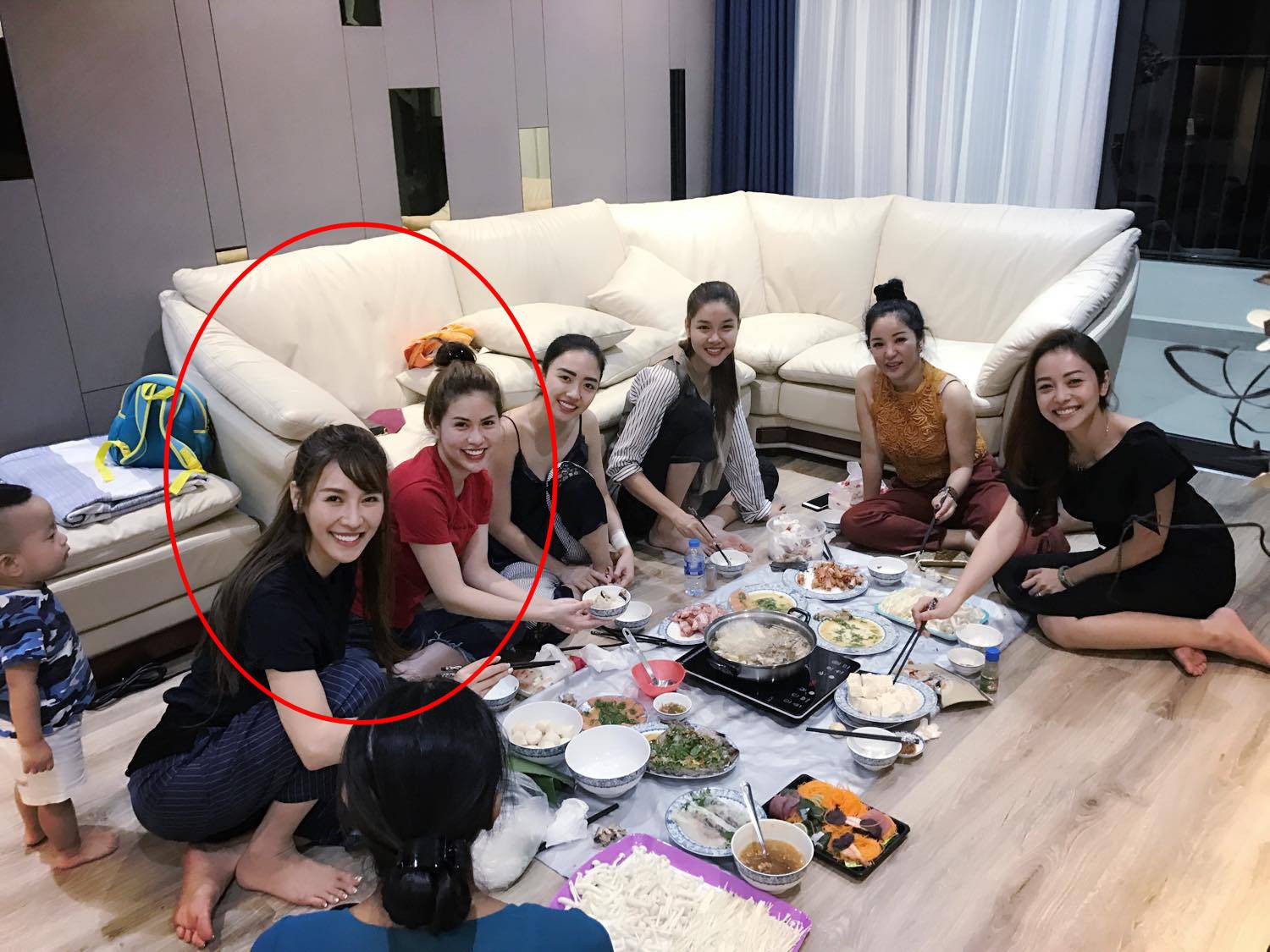 Quế Vân và vợ Việt Anh bất ngờ chơi cùng một hội bạn thân sau ồn ào đá xéo nhau trên mạng xã hội