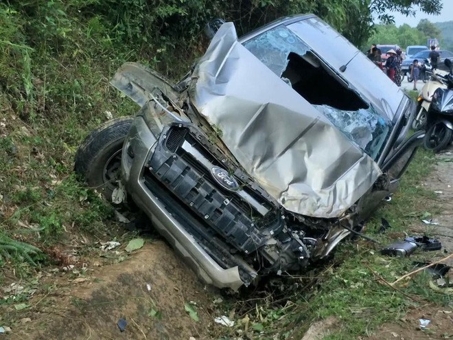 Hai cán bộ công an thương vong khi xe bán tải đâm vào vách núi