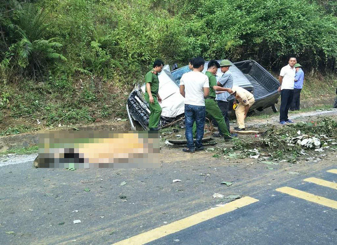 Hai cán bộ công an thương vong khi xe bán tải đâm vào vách núi