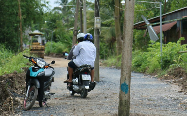 Gần 20 trụ điện được trồng giữa con đường rộng gần 4 mét