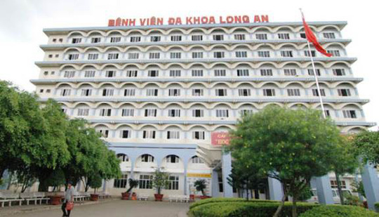 Đang nuôi người bệnh bỗng nhảy từ lầu 7 xuống đất