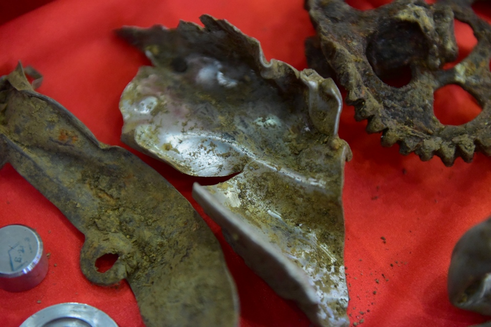 Cận cảnh di vật của 2 phi công MiG-21U mất tích sau 47 năm