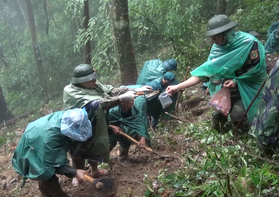 Cận cảnh di vật của 2 phi công MiG-21U mất tích sau 47 năm