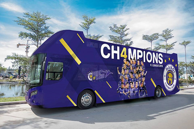 CLB Hà Nội dùng xe bus 2 tầng diễu hành cúp vô địch V.League 2018
