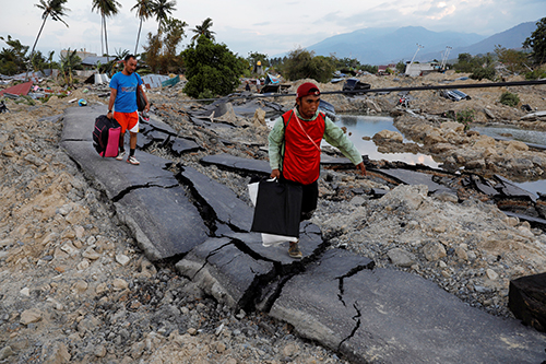 Những người Indonesia ngược dòng về vùng sóng thần tìm thân nhân