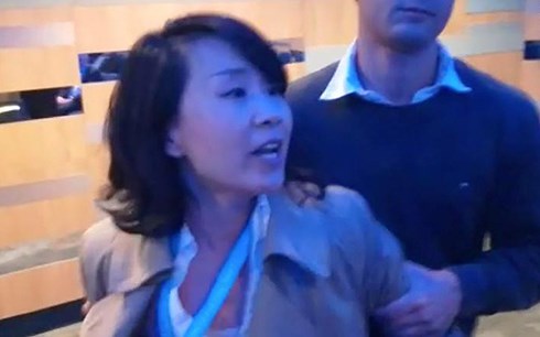 Video: phóng viên Trung Quốc gây sốc vì tát đại biểu hội nghị ở Anh