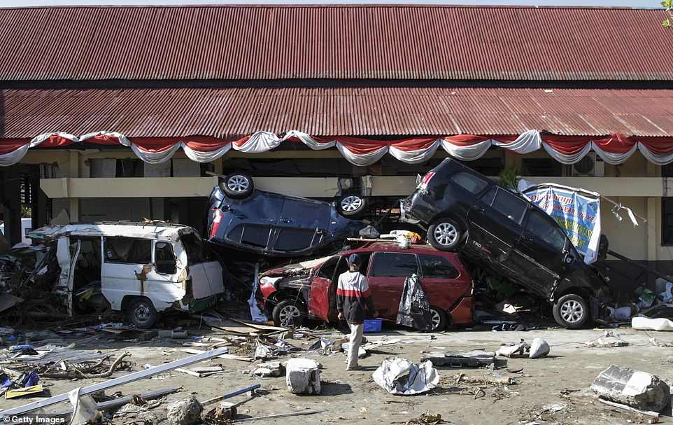 Khoảnh khắc nhà cửa bị dòng sông bùn cuốn trôi sau sóng thần Indonesia