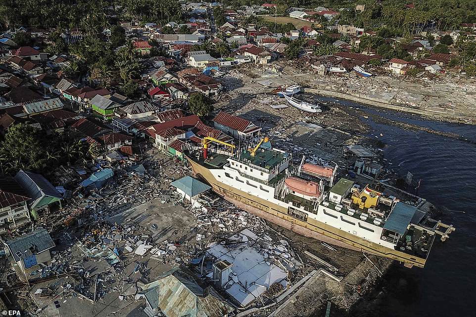 Khoảnh khắc nhà cửa bị dòng sông bùn cuốn trôi sau sóng thần Indonesia