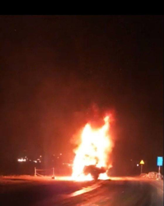 Xe đầu kéo bốc cháy dữ dội trên tuyến đường tránh Nam Hải Vân