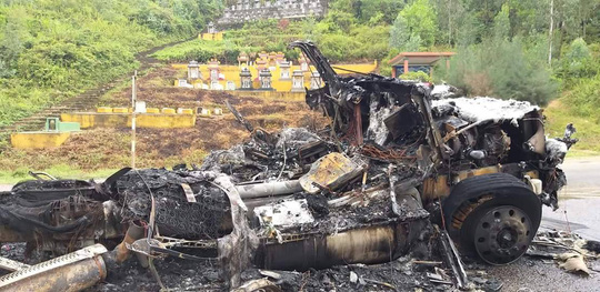 Xe đầu kéo bốc cháy dữ dội trên tuyến đường tránh Nam Hải Vân