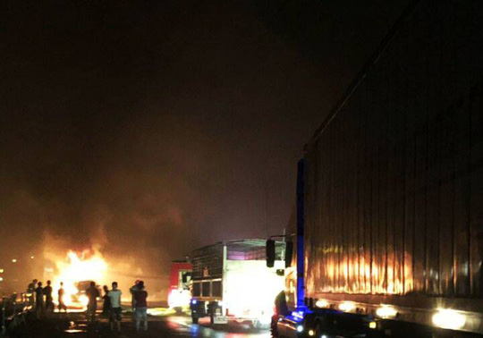 Xe đầu kéo bốc cháy dữ dội trên tuyến đường tránh Nam Hải Vân