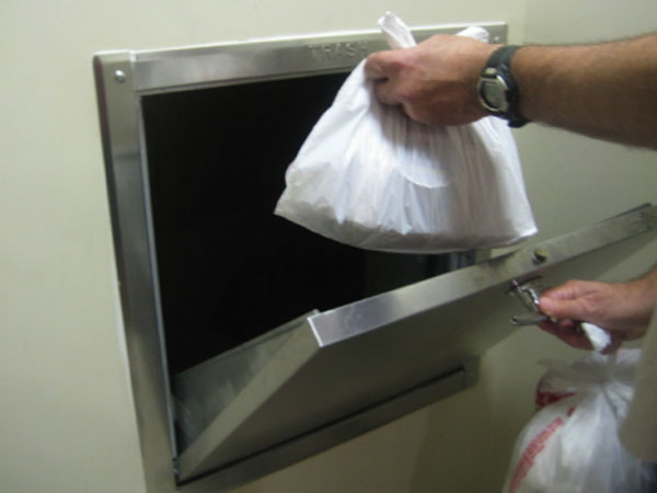 Mua căn hộ gần họng rác vì giá rẻ, tôi chịu đủ phiền toái